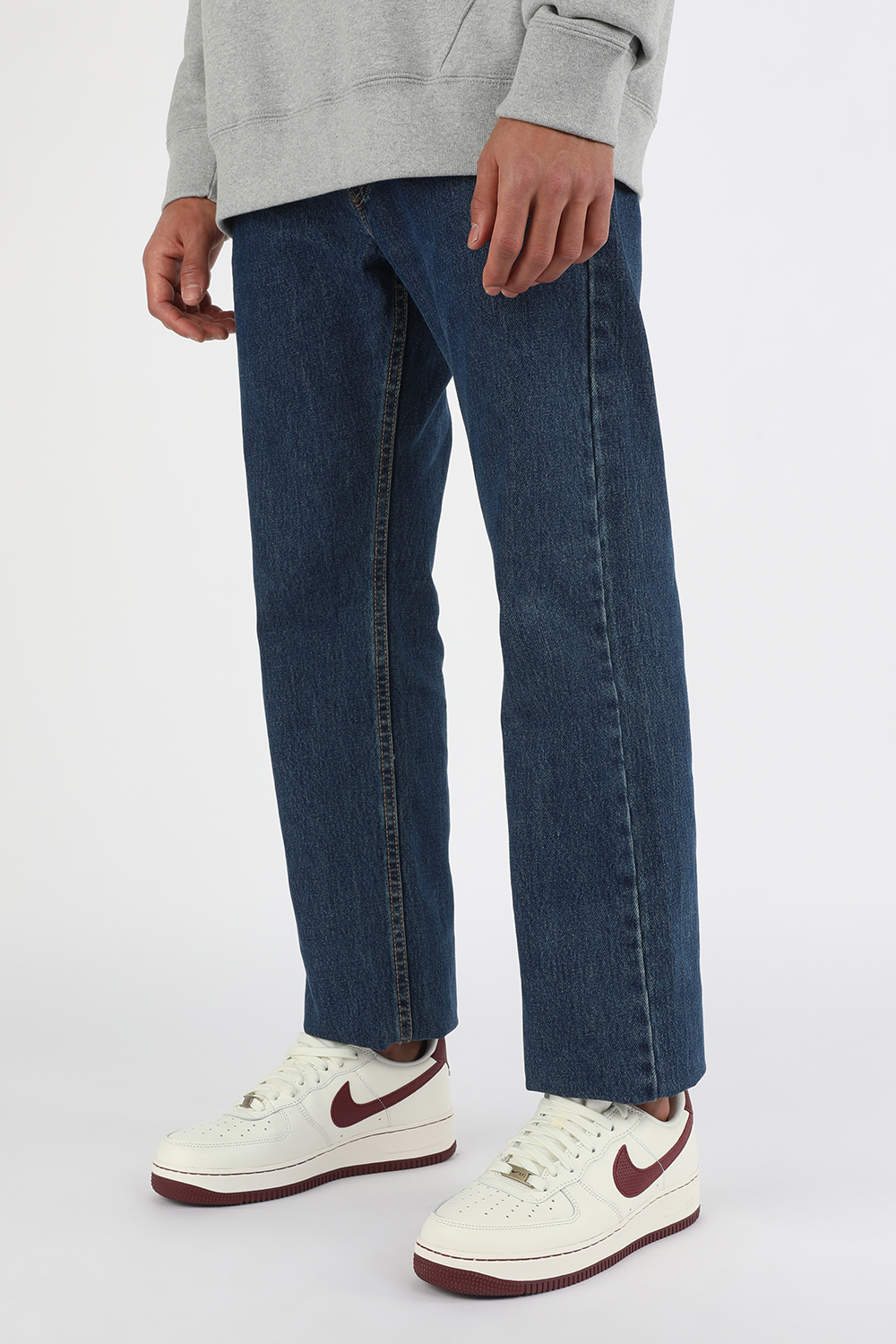 תמונת כל הלוק של נעלי סניקרס אייר פורס 1 קראפט בצבע לבן